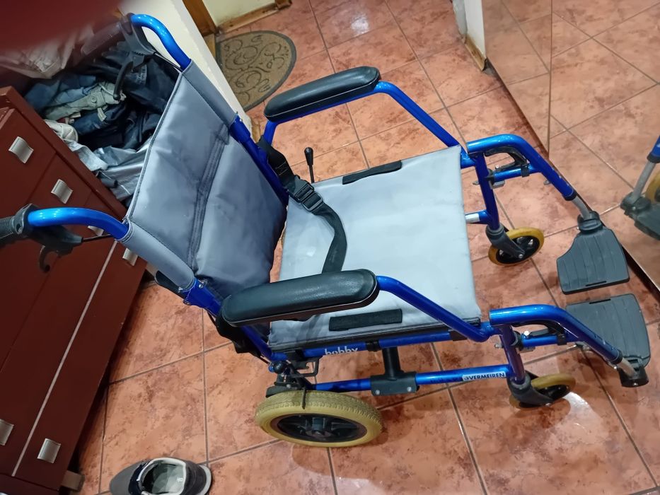 Cărucior invalizi pliabil