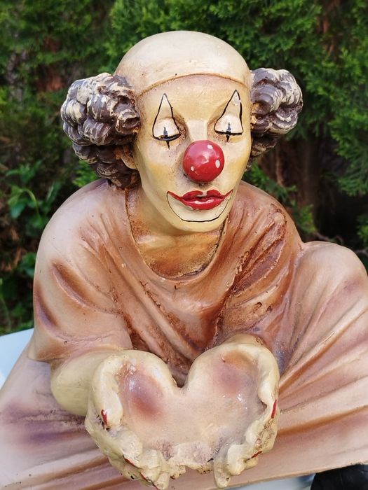 Jun Asilo,Колекционерска фигура на просещ клоун