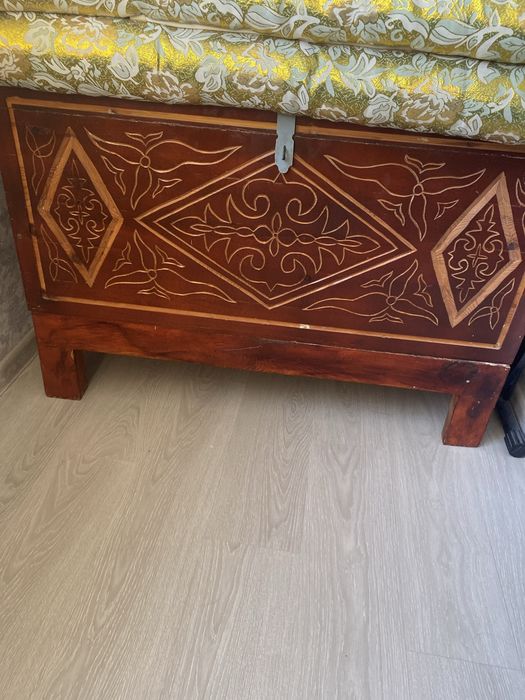 Сундук, ковер, шкаф для прихоже