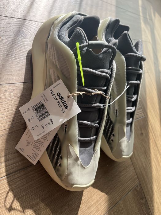 Adidasi yeezy noi cu eticheta