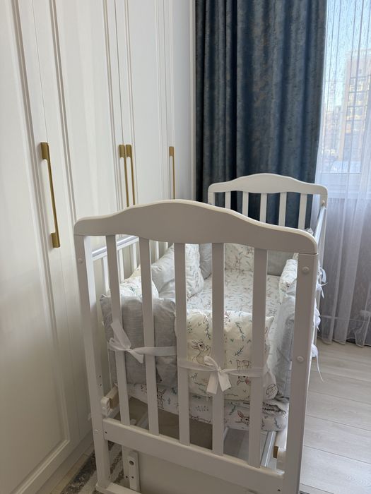 Детская кроватка с маятником