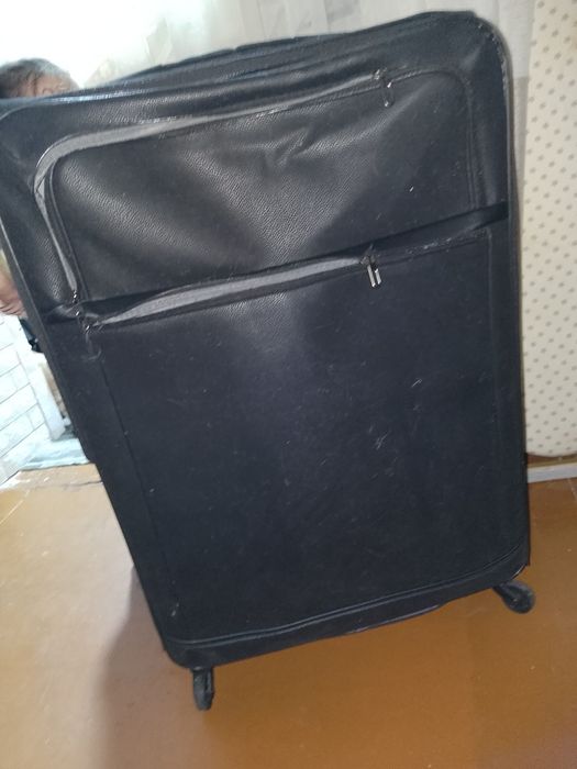 Большой чемодан для вещей