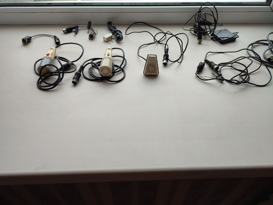 Продам зарядное устройство для шуруповерта, микрофоны