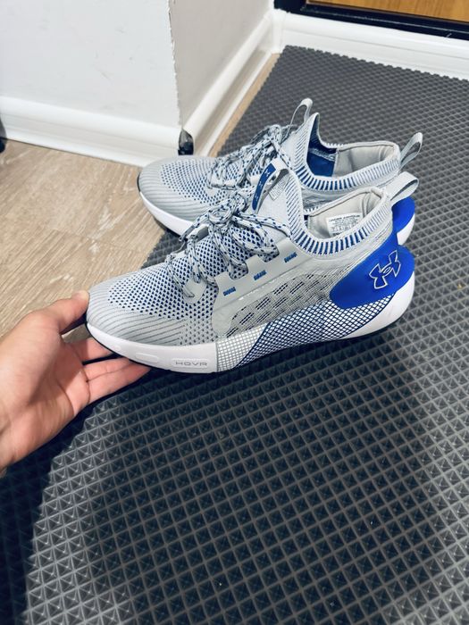 Продам кроссовки Under Armour серого цвета.