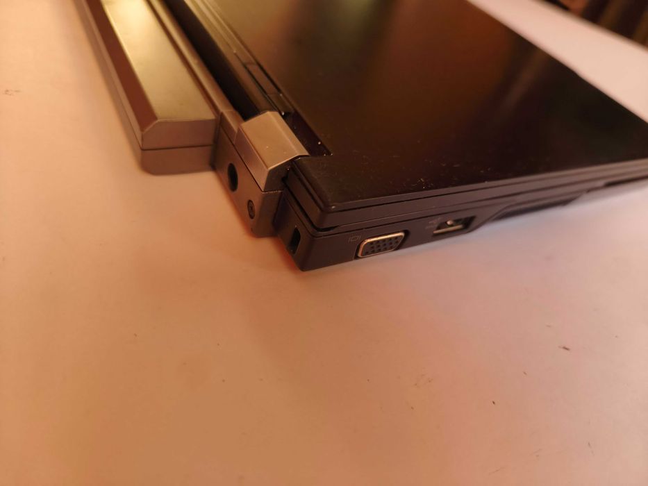 Лаптоп dell latitude e4300 4b/ 250gb подсветка на клавиатура, здрава батерия