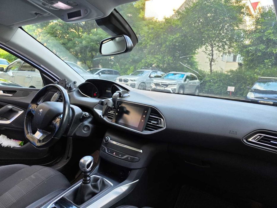 Masina Peugeot 308 Pure Tech 1.2 Benzina