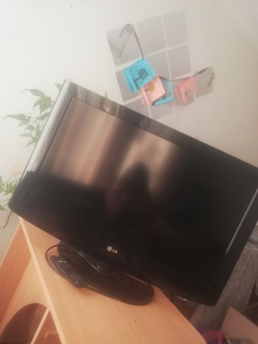 телевизор марки LG.