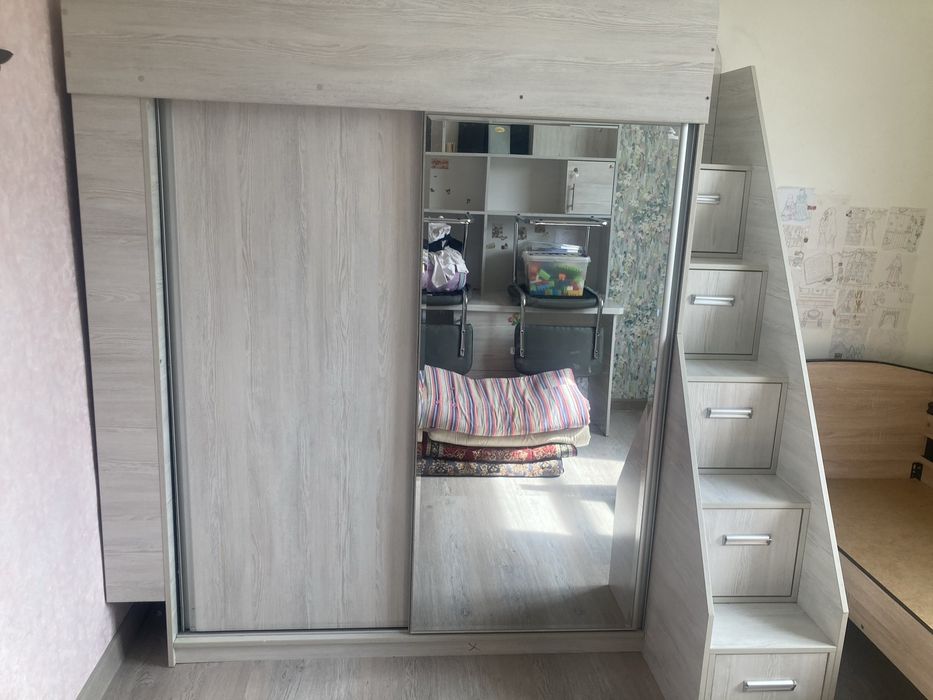 Продается детская кровать с шифоньером,матрац в комплекте