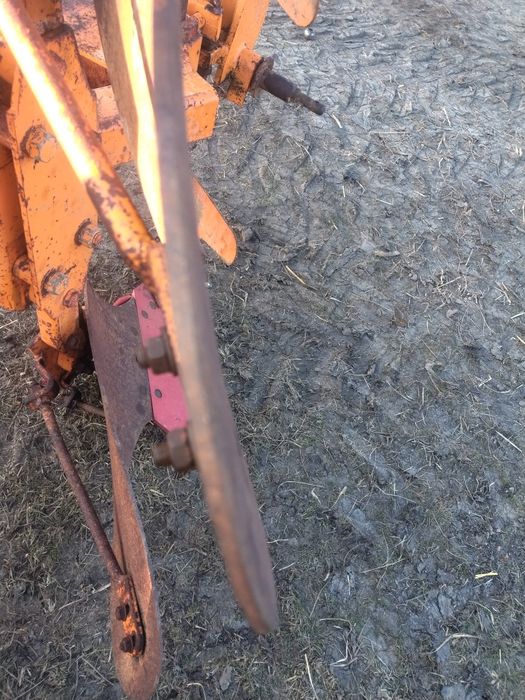 Vând plug Huard Tr65  3 brazde pisele de uzură bune fără rupturi