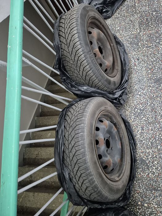 Vând set anvelope Continental 185/65 R15 (de iarnă), jante și capacele de ornament.