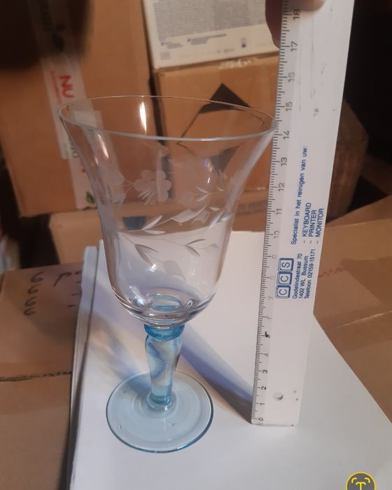 Vand diferite seturi de pahare