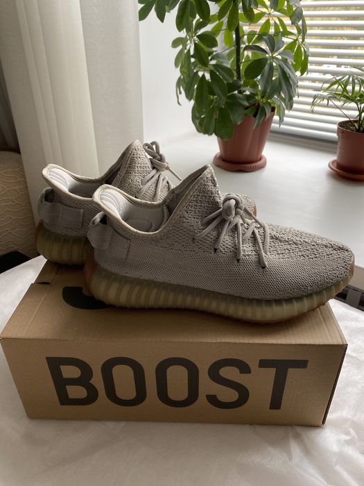 Кроссовки Изи Буст