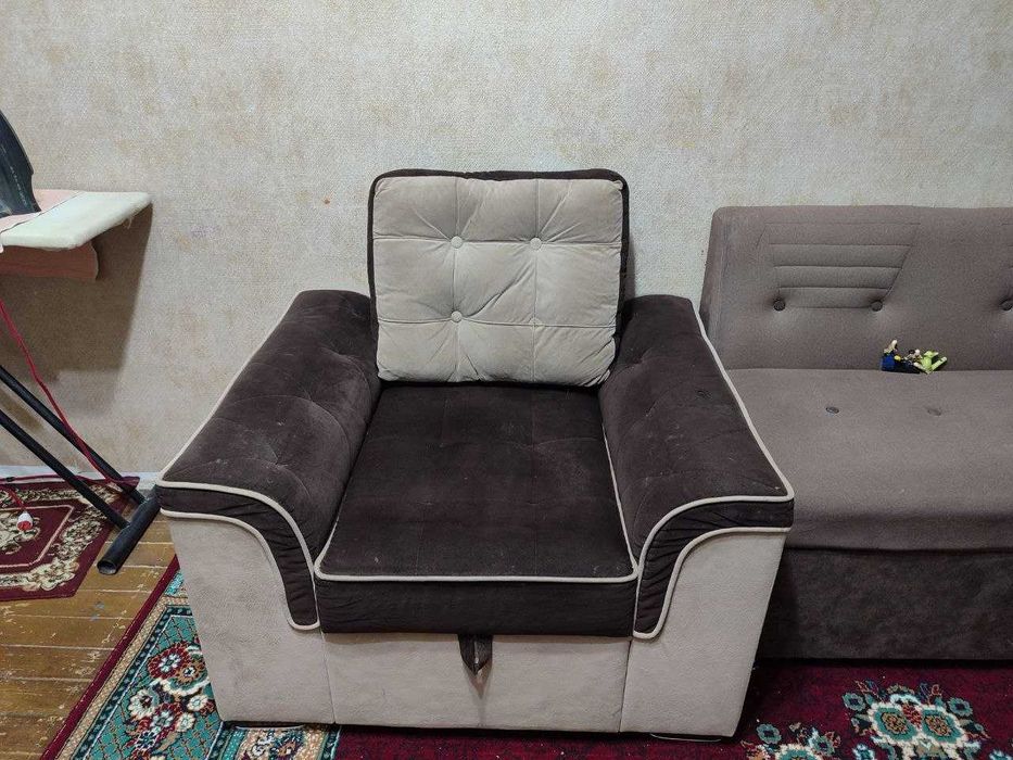 Срочно! Продается раздвижной диван уголок и кресло