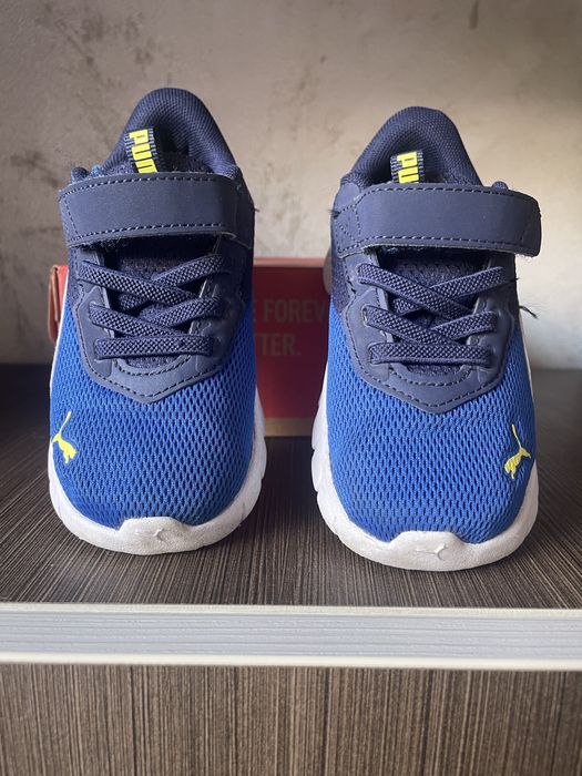 Nike ,Puma doua perechi
