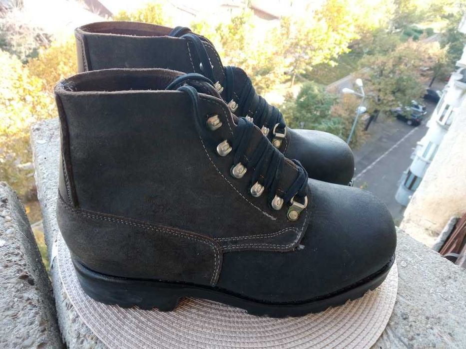 Bocanci montani piele noi, marimea 41 (26 cm)