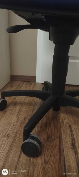 Тапициран офис стол за бюро