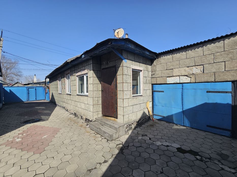 Продаю отдельностоящий ДОМ в ГОРОДЕ - 4 комнаты, баня, гараж, 6 соток