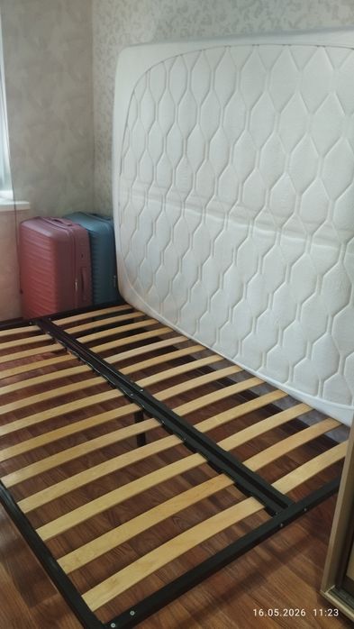 Кровать с матрасом