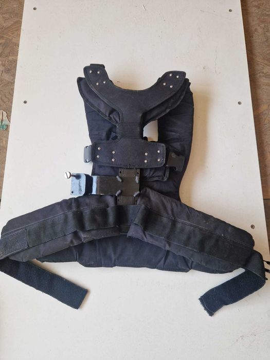 Stabilizator cu vesta pentru camere video/foto
