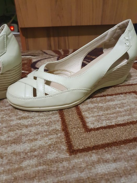 Светло Бежови обувки с ток