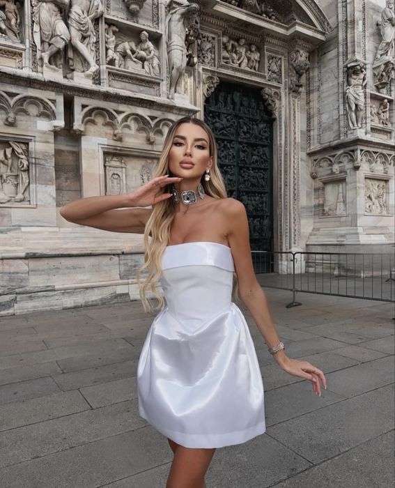 Бяла сатенена къса рокля