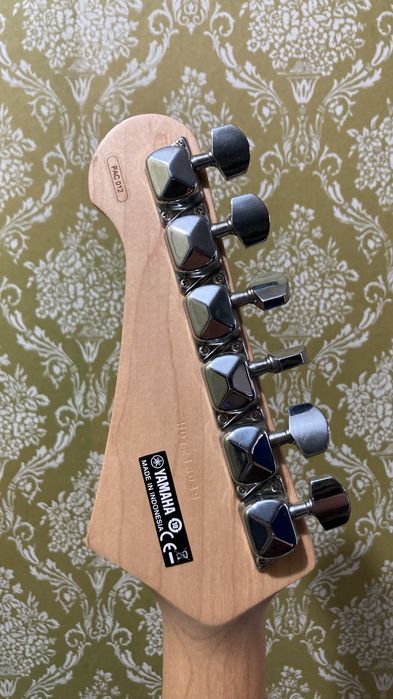 Yamaha Pacifica 012 chexoli bilan