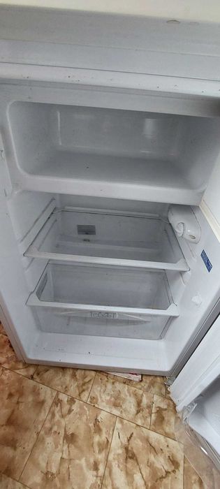 Продавам - малък хладилник с камера