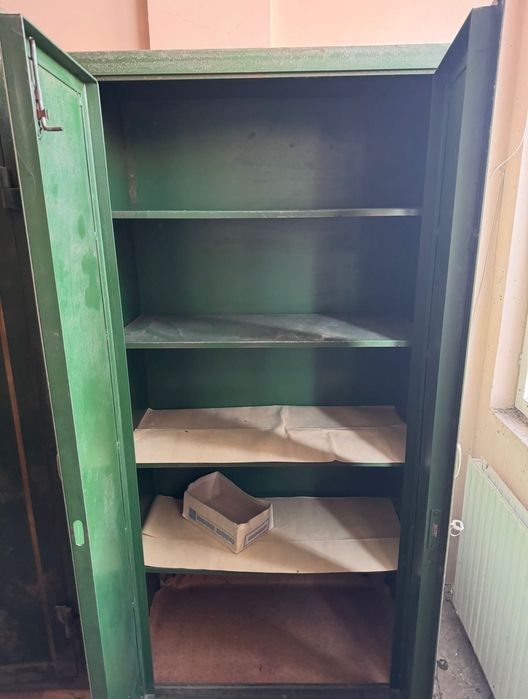 Метални шкафове с ключове