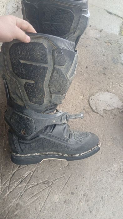 Vând  cizme  accesibil