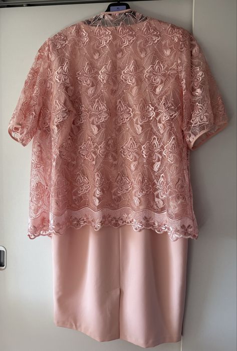 Vand rochie eleganta pentru diferite ocazii