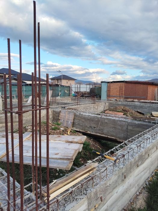 Vând casă în fază de construcție