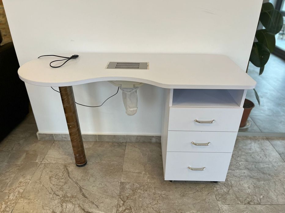 Masă de manichiură cu aspirator 1000 lei