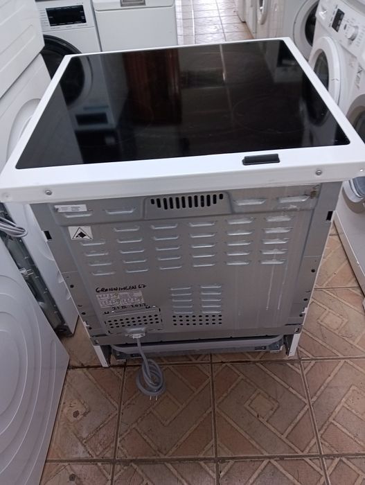 Свободно стояща печка с керамичен плот VOSS   с две години Гаранция!