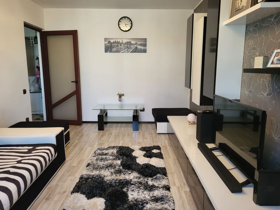 Inchiriez apartament cu 2 camere.