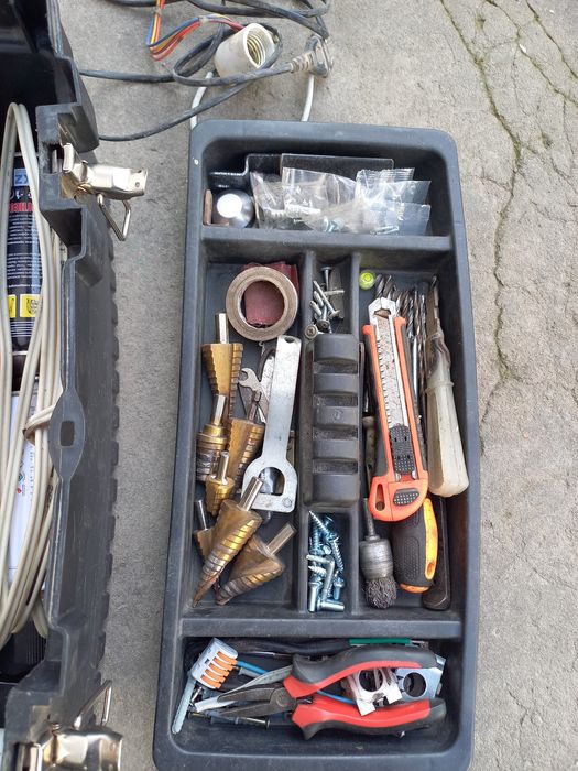 Ящик продам все для электрика