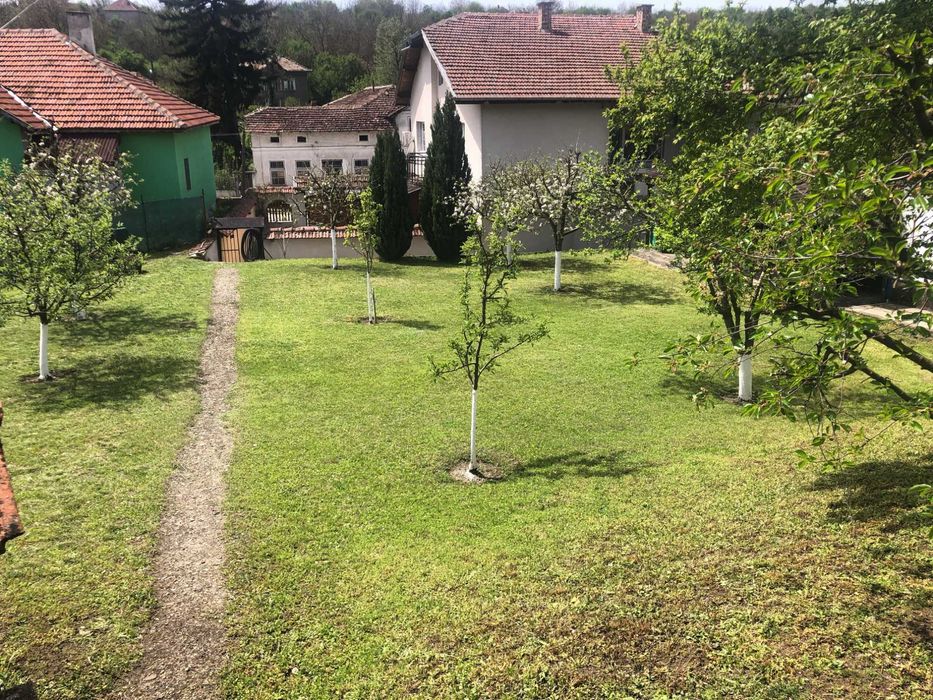 Продавам двуетажна къща