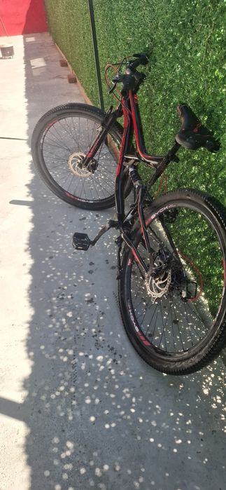 Продавам червено черен  byox