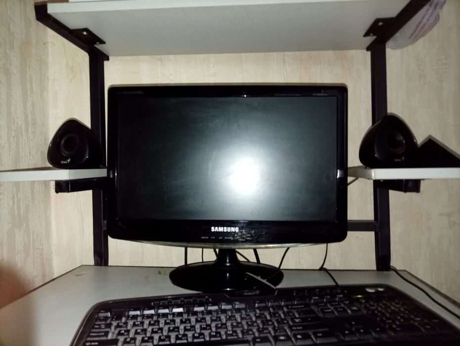 Продам стационарный компьютер вместе со столом.