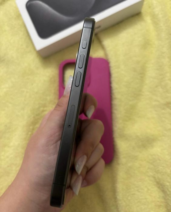 Vând iPhone 15 Pro, 128 GB, full box, stare impecabilă.