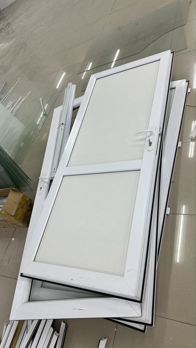 Пластиковы дверь