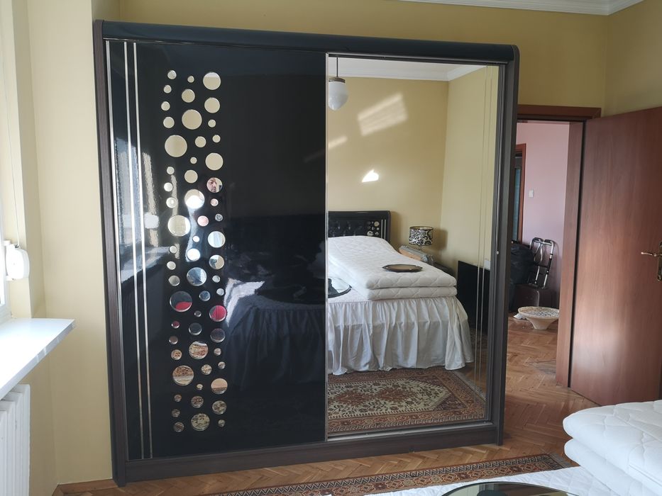 Продавам гардероб с плъзгащи врати