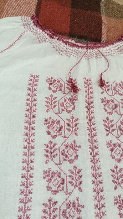 Ie tradițională lucrată manual