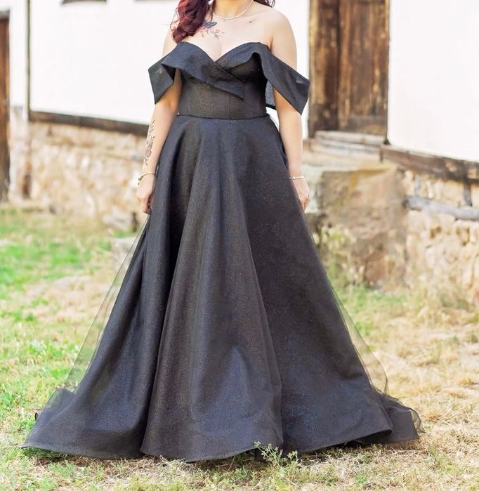 Дълга черна рокля