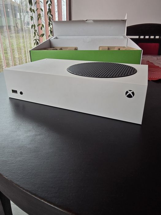 Продавам Xbox Series S - отлично състояние!
