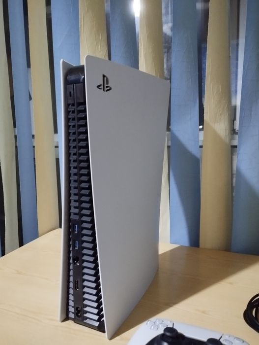Playstation 5 с игри и стойка