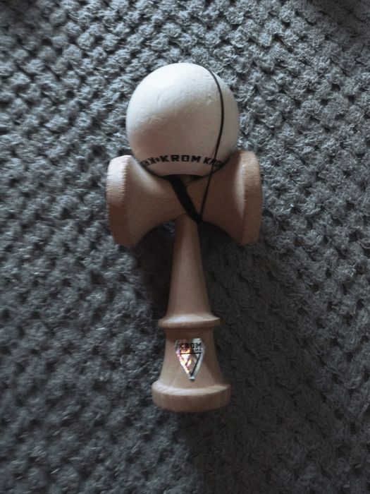 Kendamă KROM POP albă