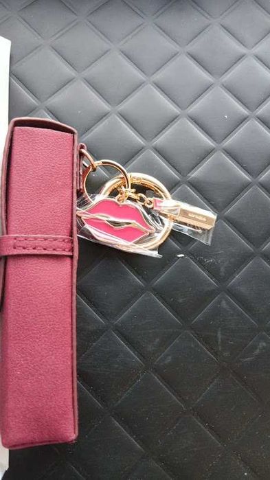 Set cadou Guerlain Kiss Kiss breloc si etuaj pentru ruj
