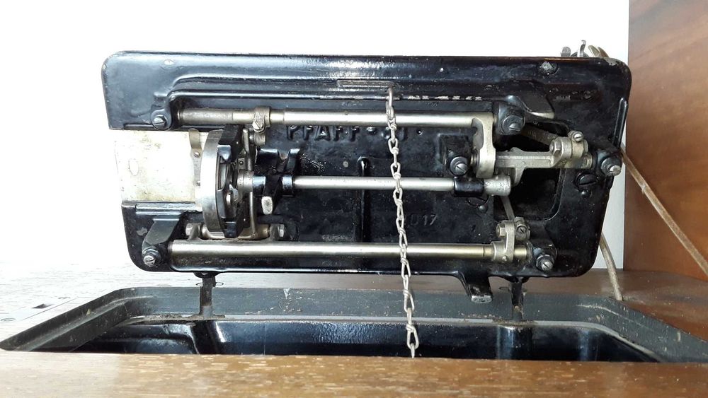 Masina de cusut veche functionala Pfaff 31 fabricata in Germania