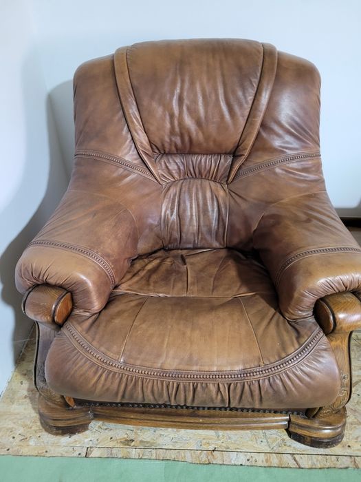 Vînd două fotolii piele.