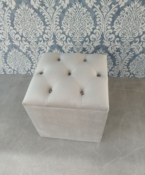 Vând taburet tapițat Chesterfield din catifea gri cu spatiu depozitare